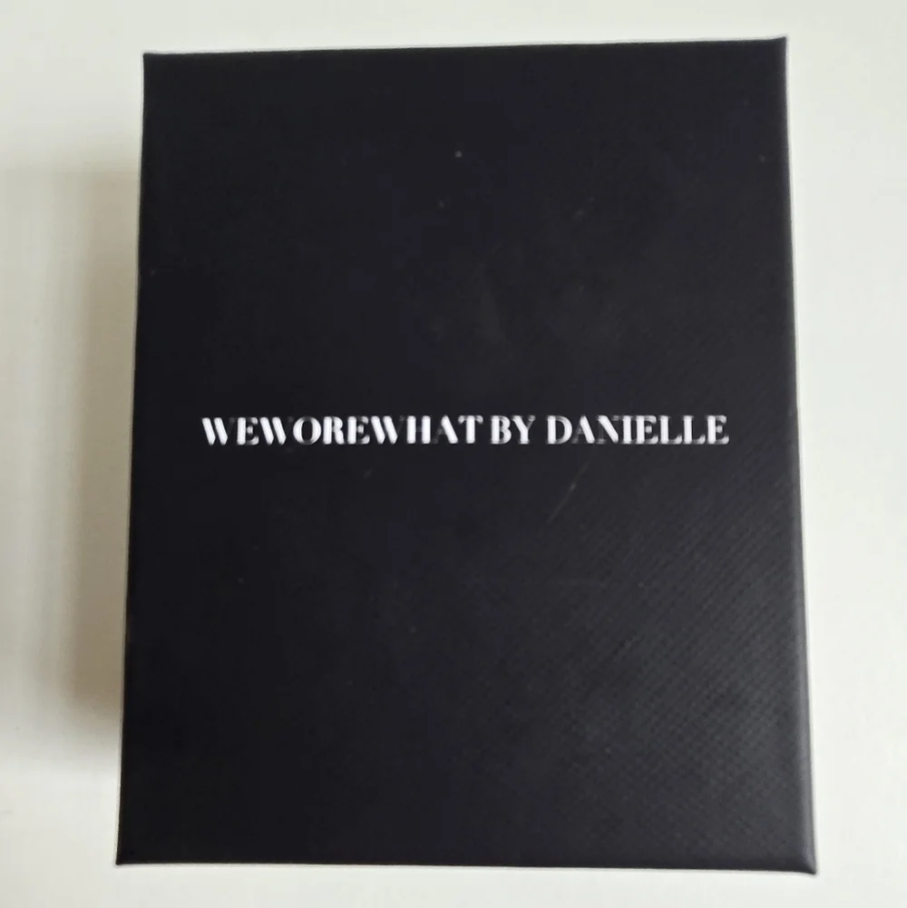 New WeWoreWhat Seashell Charm Gold Hoop Drop Earrings New In Box